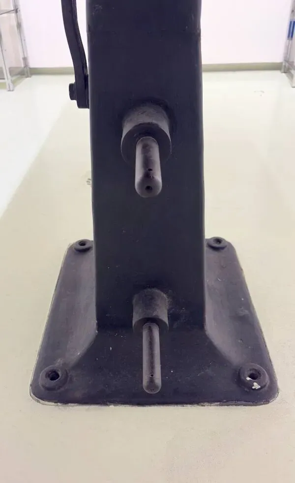 Illustration numéro 3 du produit Table industrielle avec piétement en fonte