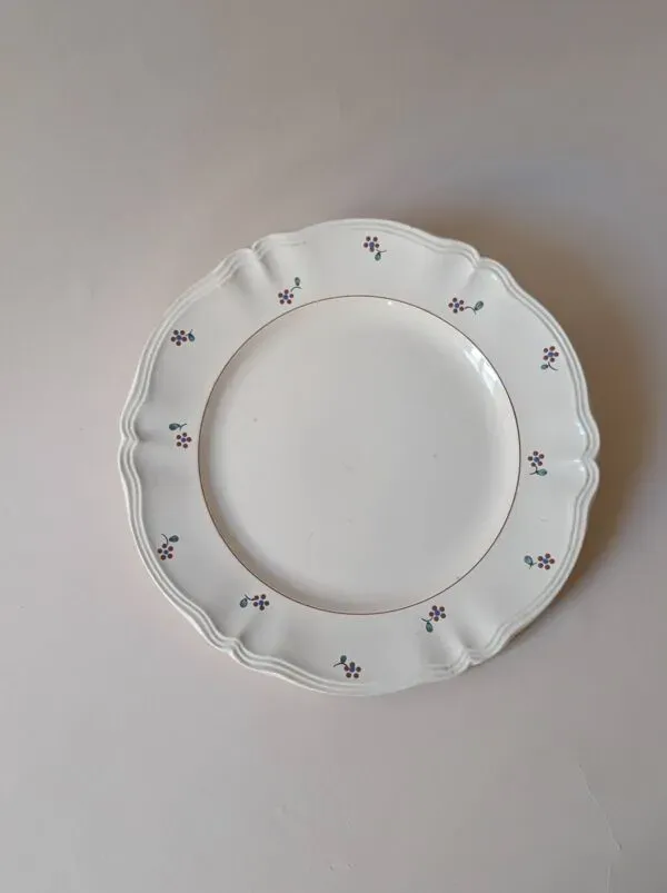 Illustration numéro 3 du produit Plat petites fleurs beige