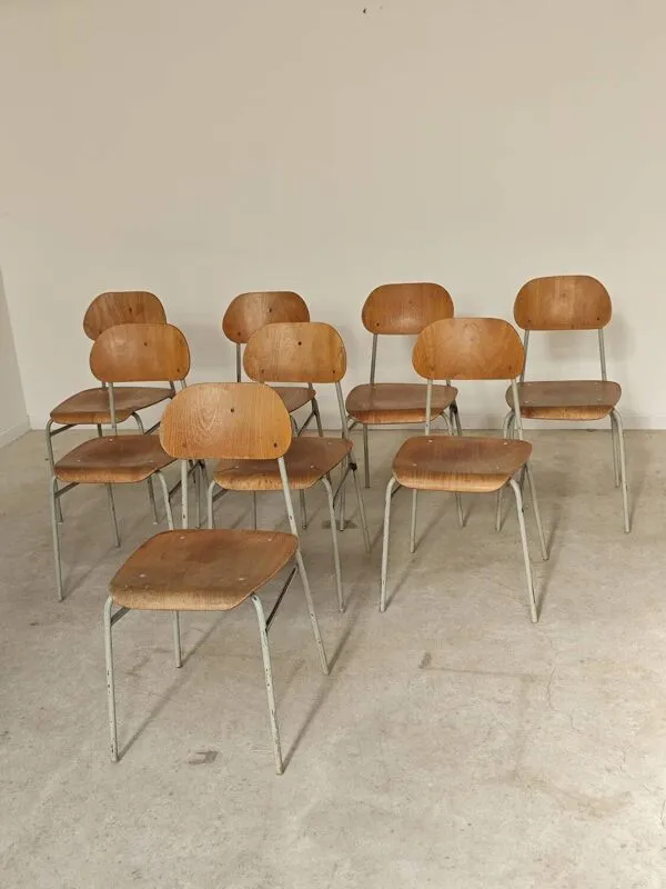 Illustration numéro 3 du produit Lot de 8 chaises d'école métal et bois
Ex Tchécoslovaquie 1960