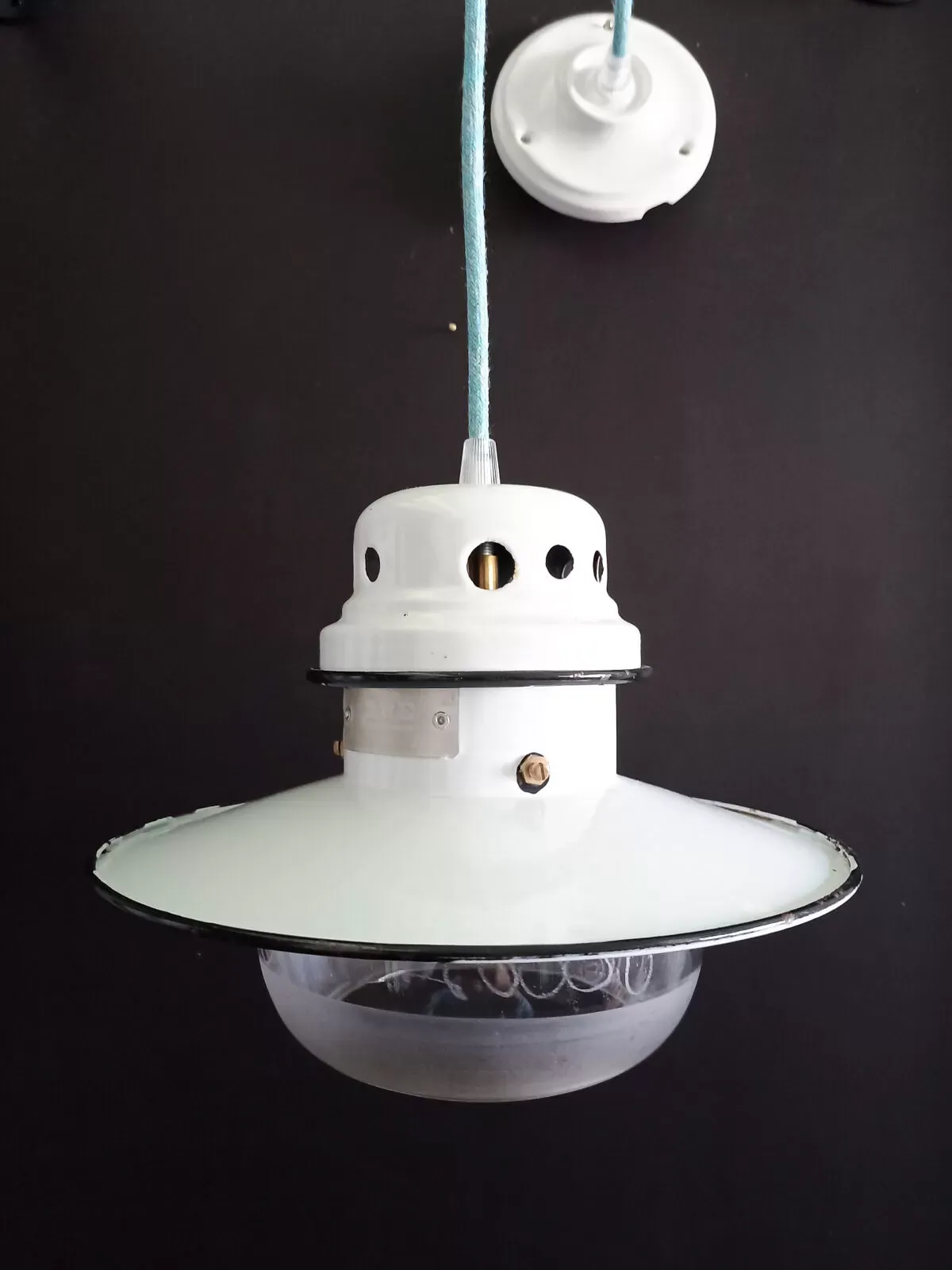 Illustration numéro 3 du produit Ancienne suspension en tôle émaillée avec coupelle en verre