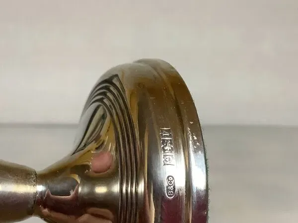 Illustration numéro 3 du produit Paire petits bougeoirs en argent avec poinçons