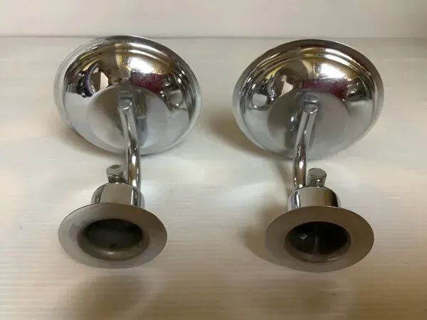 Illustration numéro 3 du produit Paire de petits bougeoirs argentés en métal