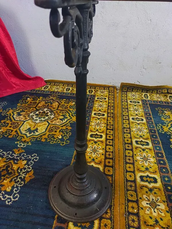 Illustration numéro 3 du produit Table de bistrot début XXème piètement en fonte et plateau Terrazzo