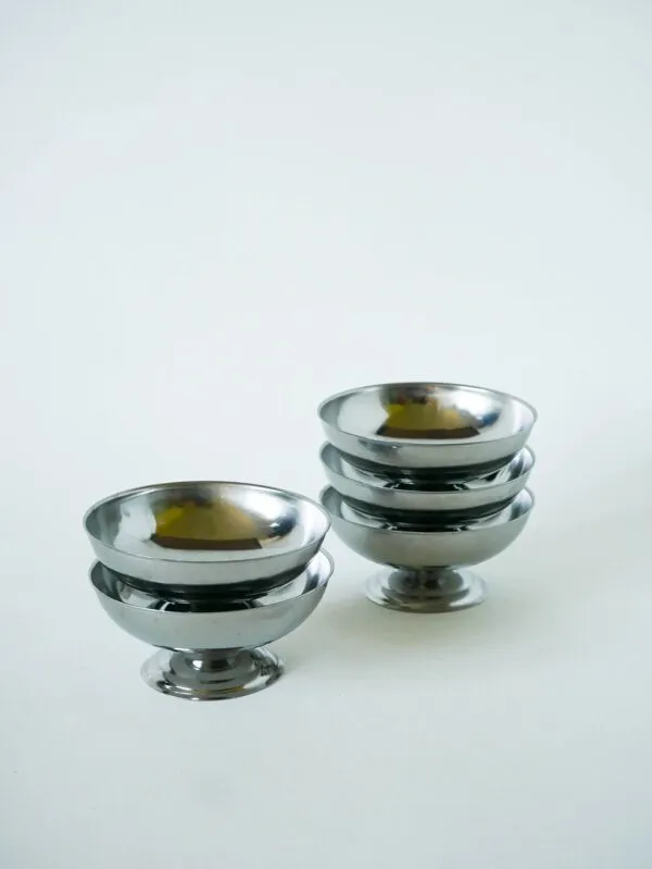 Illustration numéro 3 du produit Lot de 5 coupes à glace en inox, pieds large, Design, 1970 - 4.2 X 9 cm