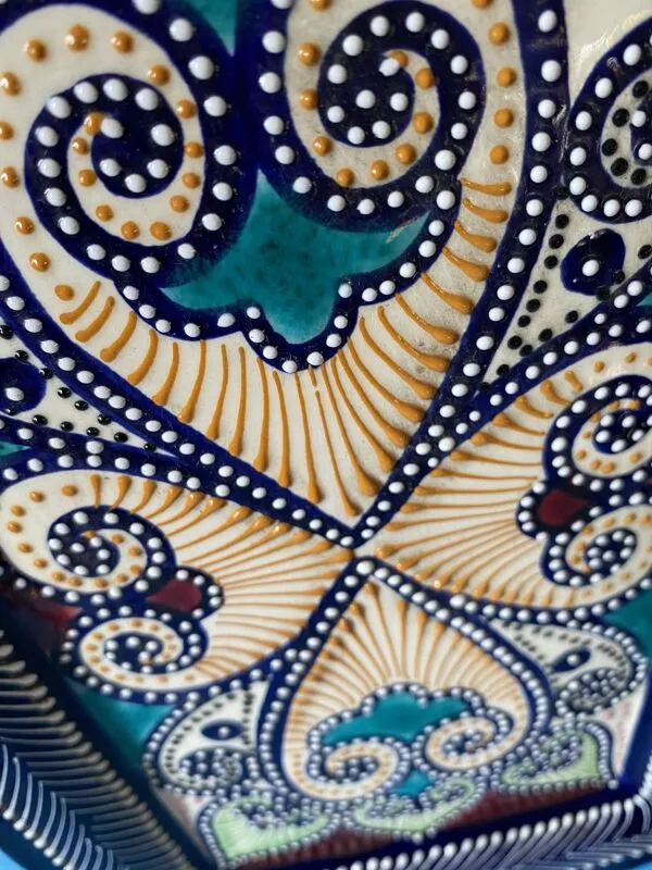 Illustration numéro 3 du produit Plat céramique Quimper signé HB