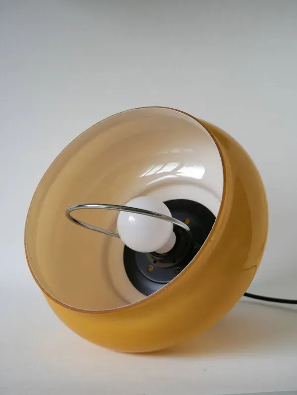 Illustration numéro 3 du produit Suspension en opaline jaune avec arc en métal, Design, 1970