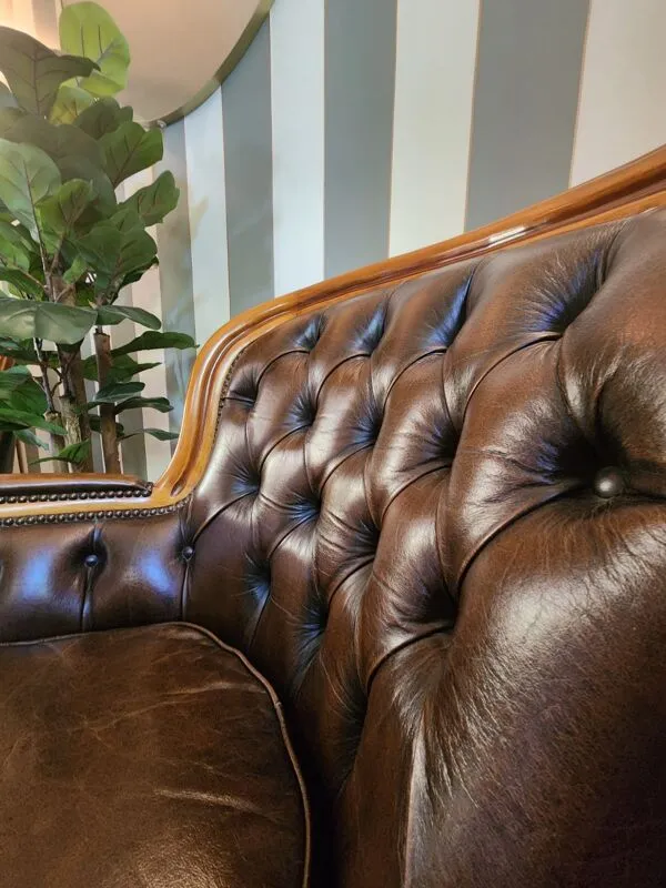 Illustration numéro 3 du produit Paire de fauteuils club Chesterfield anciens en cuir brun capitonné –