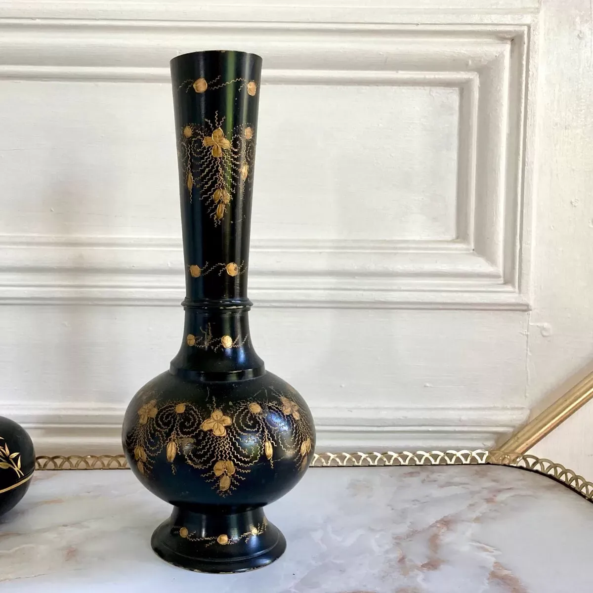 Illustration numéro 3 du produit Vase vintage noir doré