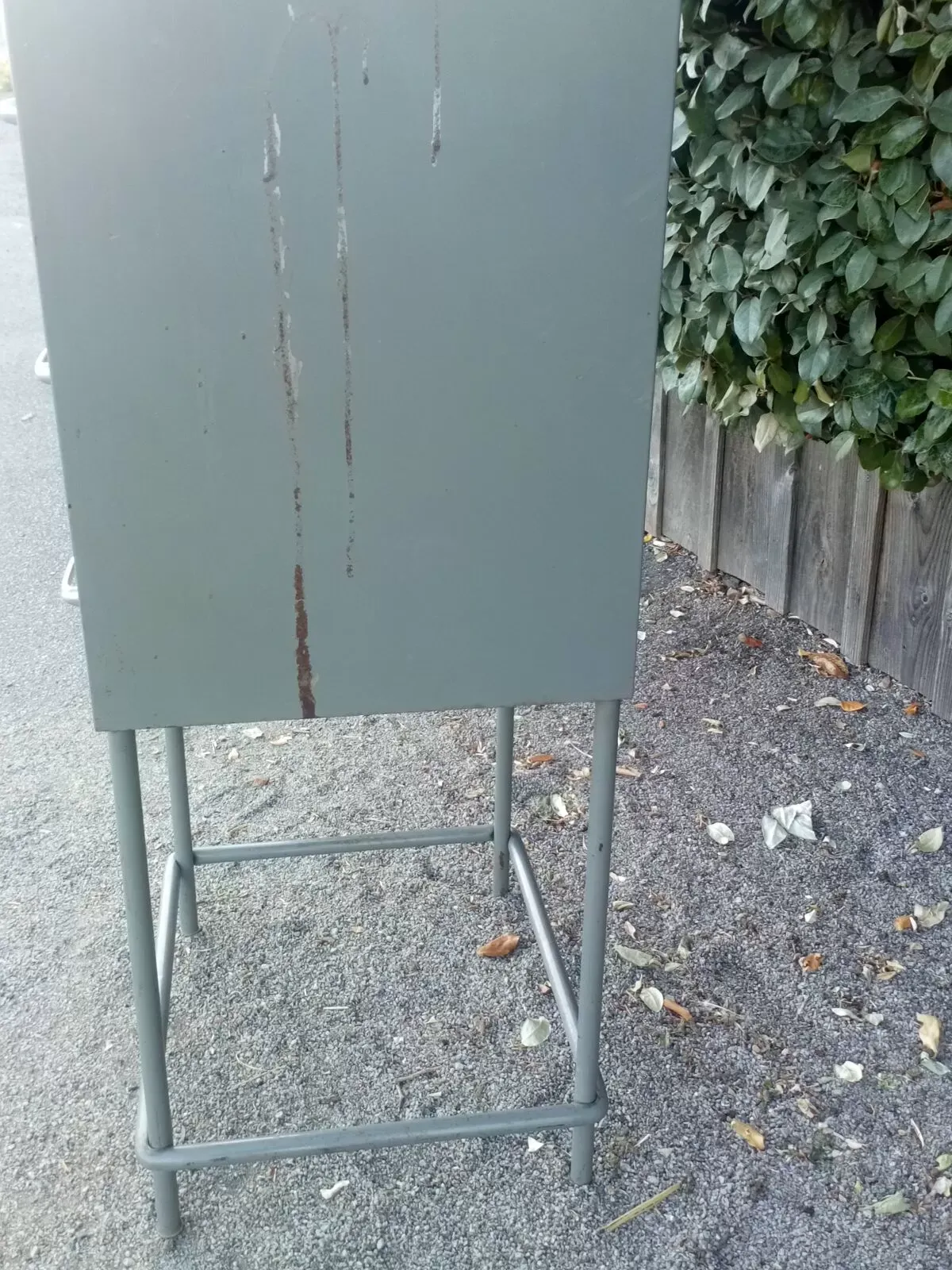 Illustration numéro 3 du produit Meuble industriel à tiroirs sur pieds 1950