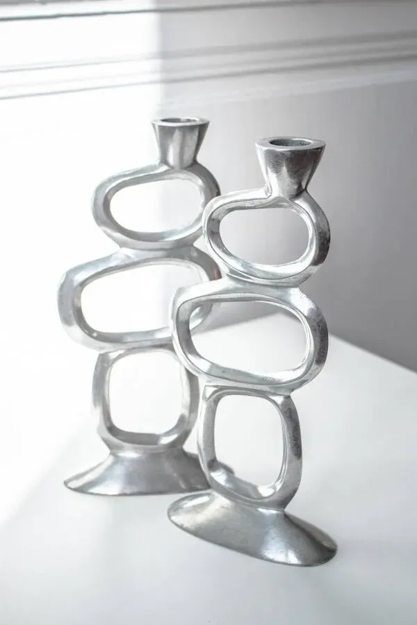 Illustration numéro 3 du produit Paire de bougeoirs design par Matthew Hilton