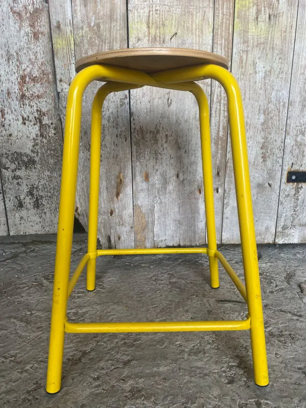 Illustration numéro 3 du produit Tabouret Industriel Ancien Tube Métal Jaune + Assise Bois Vintage