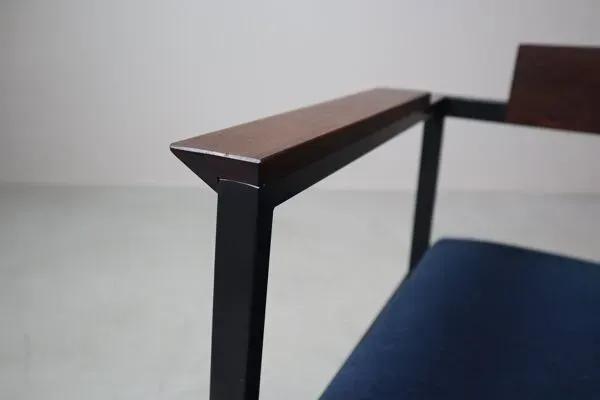 Illustration numéro 3 du produit Paire de fauteuils postmodernes en acier et acajou, années 1970