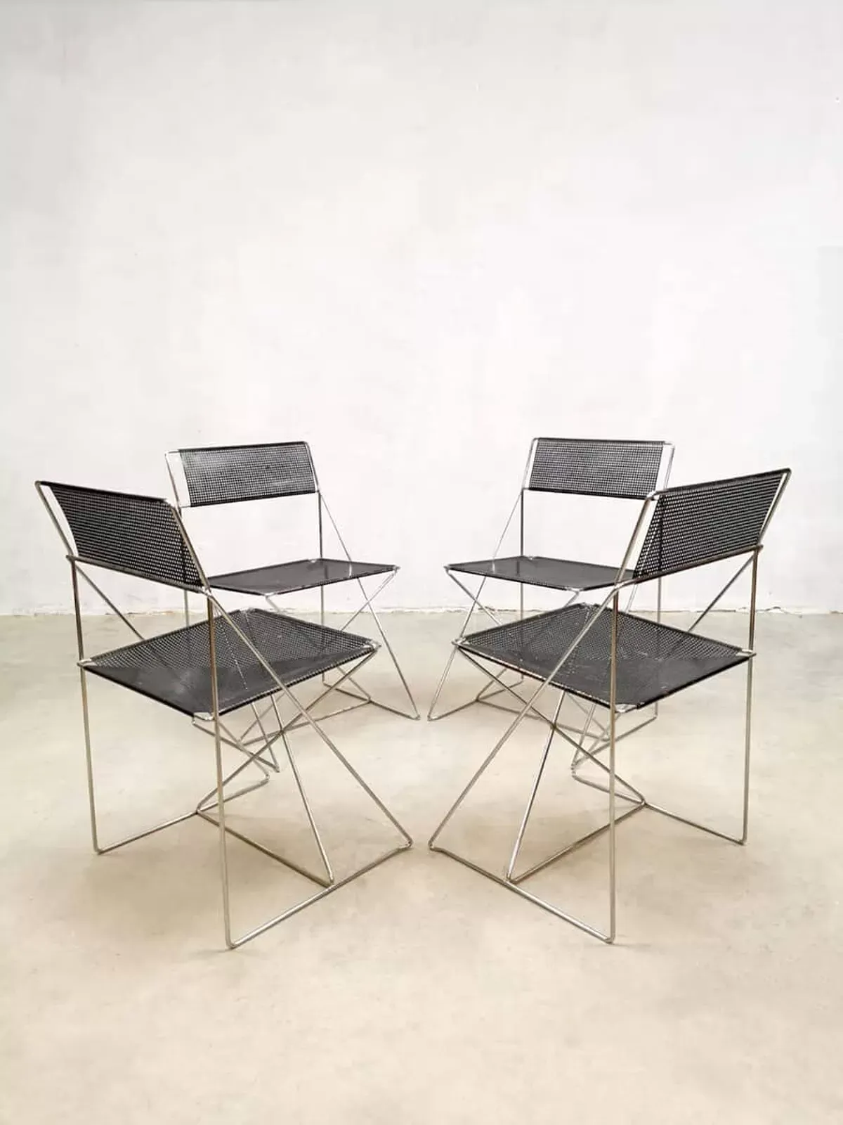 Illustration numéro 3 du produit Chaises de salle à manger empilables vintage