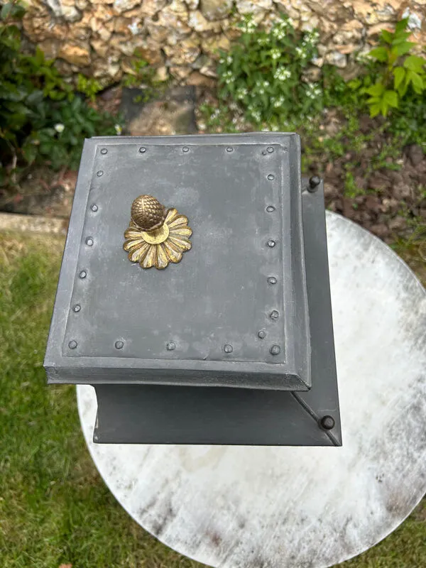 Illustration numéro 3 du produit Lanterne en tôle et verre