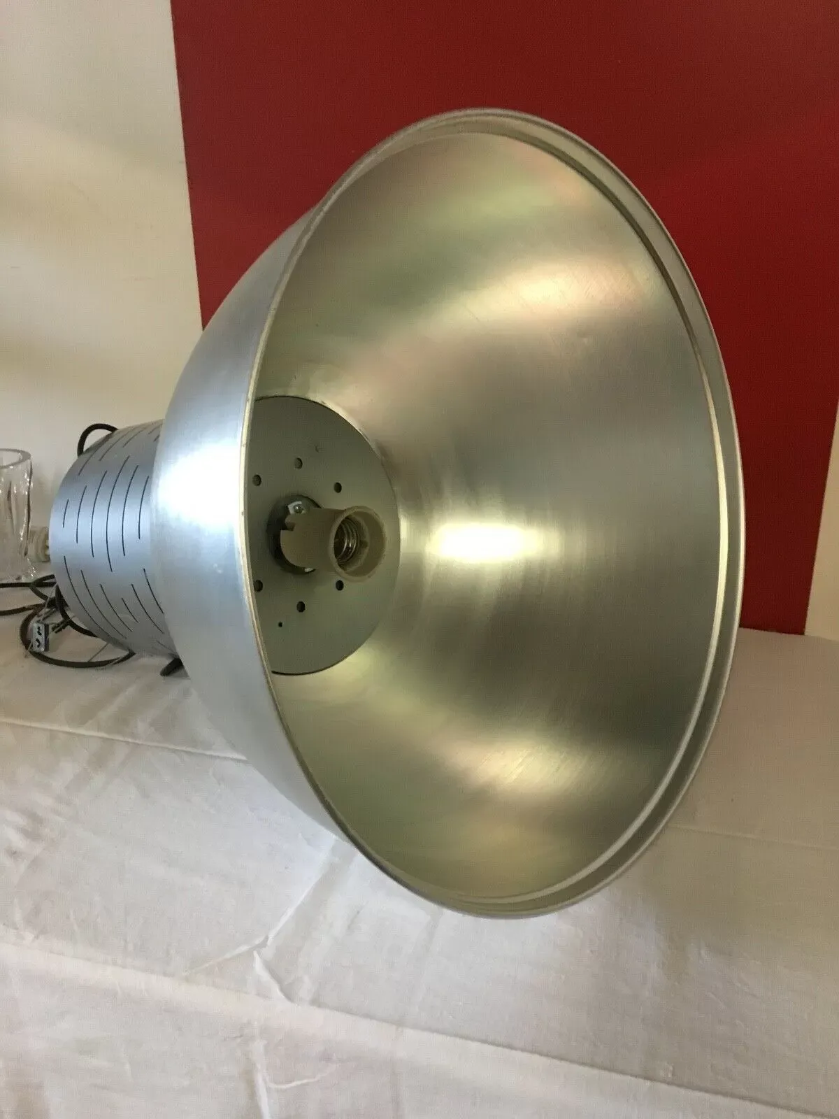 Illustration numéro 3 du produit Suspension métal aluminium atelier usine