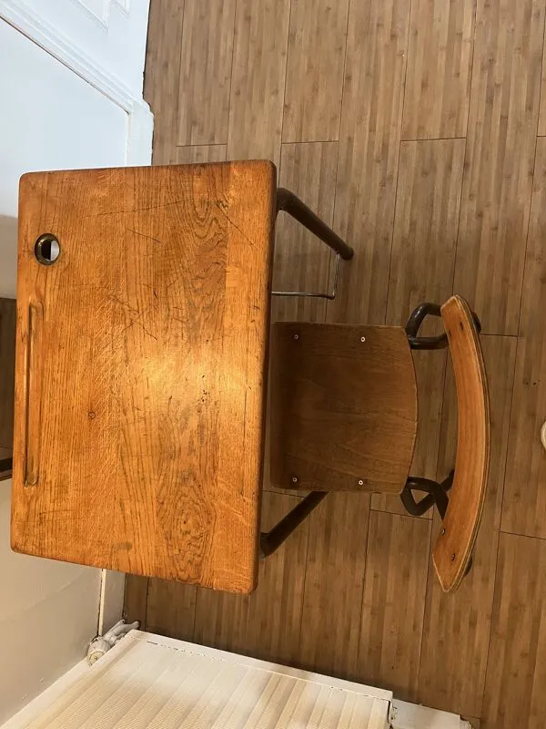 Illustration numéro 3 du produit Bureau d’écolier avec sa chaise