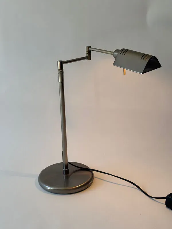 Illustration numéro 3 du produit Lampe de bureau allemande en métal avec variateur Insta-Elektro