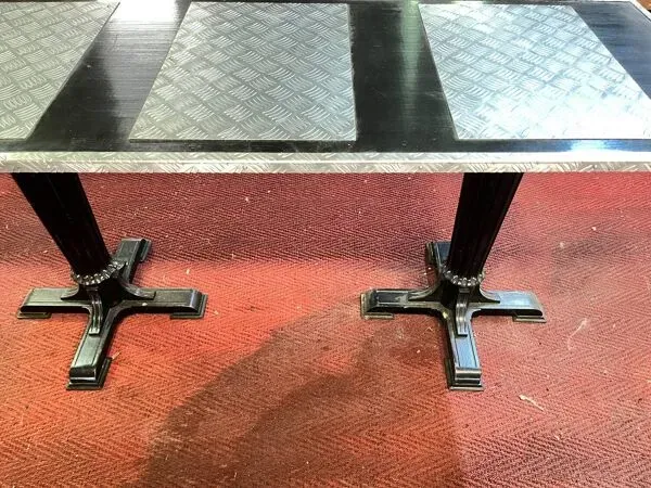 Illustration numéro 3 du produit Table bistrot