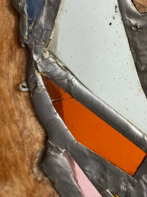 Illustration numéro 3 du produit Lampe en bois sculpté et vitrail