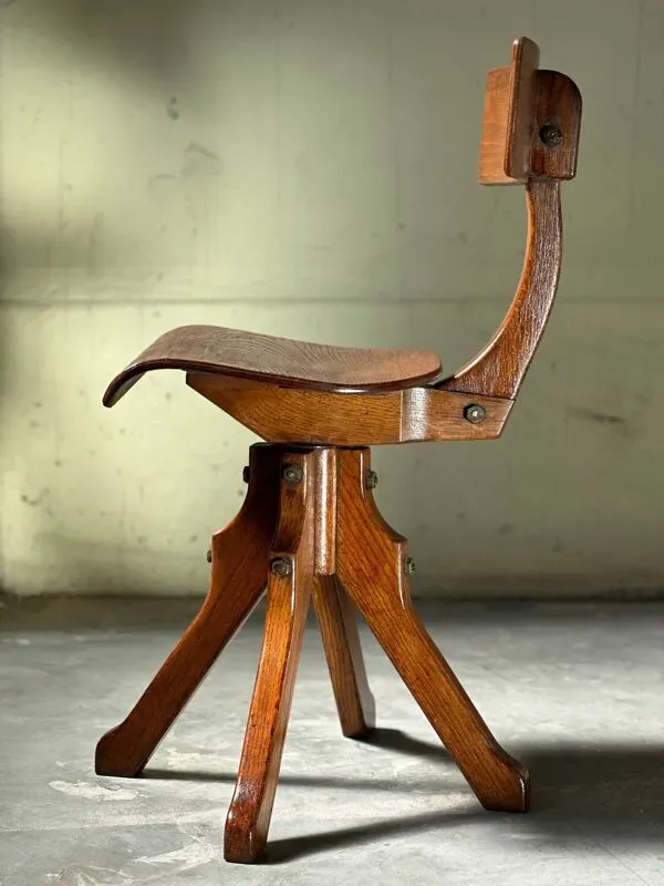 Illustration numéro 3 du produit Chaise industrielle en bois des années 1920
