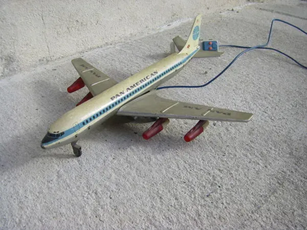 Illustration numéro 3 du produit Avion ancien en tole ''pan america