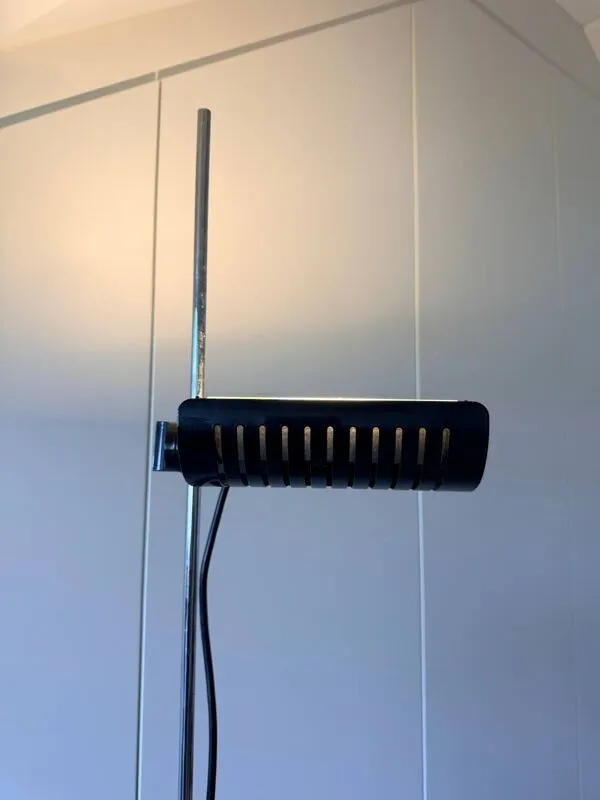 Illustration numéro 3 du produit Lampadaire Colombo – Joe Colombo pour Oluce – design italien vintage –