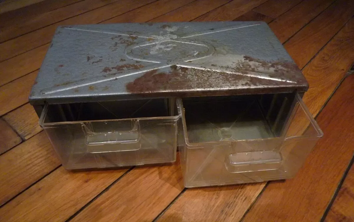 Illustration numéro 3 du produit Caisson métallique à tiroir vintage 70s