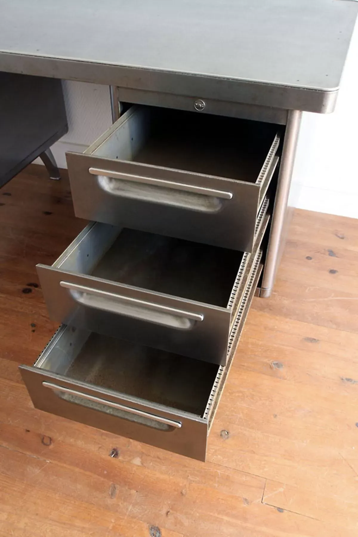 Illustration numéro 3 du produit Bureau de métier industriel métallique décapé YAC