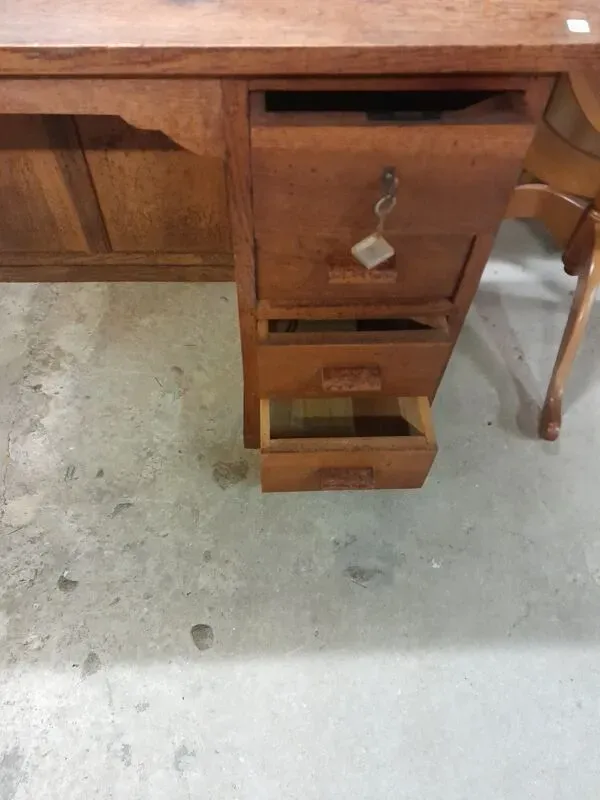 Illustration numéro 3 du produit Bureau Vintage en Chêne - Style René Gabriel - Design Reconstruction