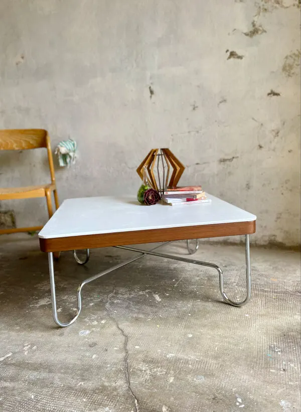 Illustration numéro 3 du produit Table basse vintage style Bauhaus – béton minéral blanc & chrome – ann