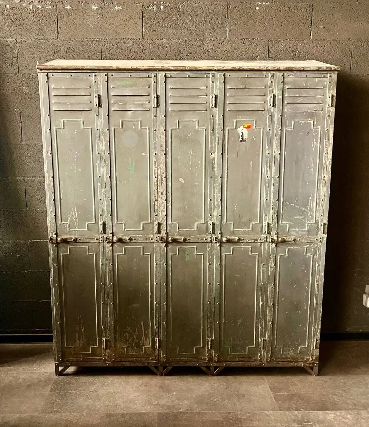 Illustration numéro 3 du produit Vestiaire industriel de la marque Gantois vers 1930