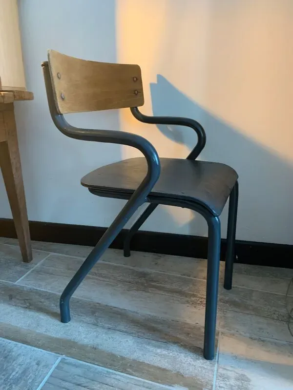 Illustration numéro 3 du produit Bureau d'écolier avec son fauteuil