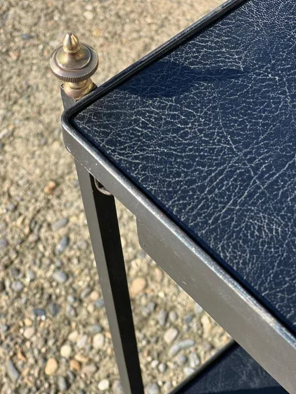 Illustration numéro 3 du produit Table d’appoint, chevet dans le style de Jacques Adnet, France 1950