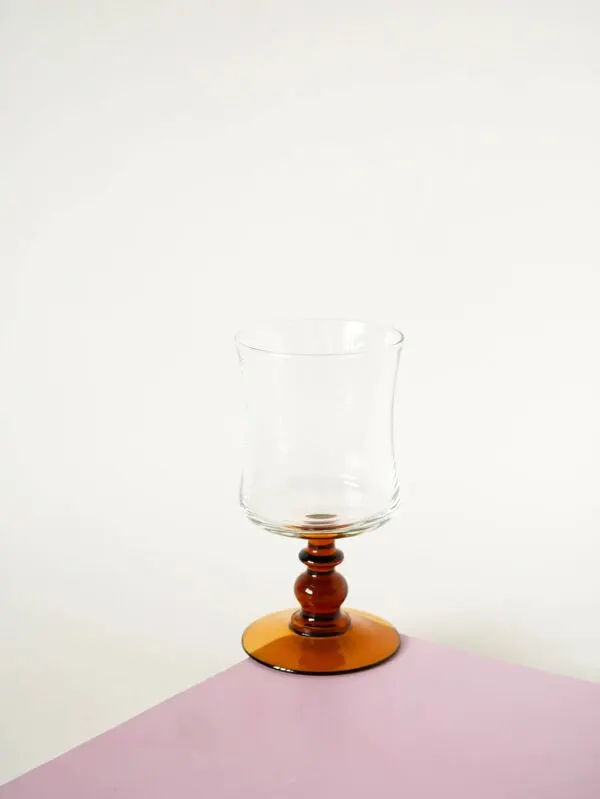 Illustration numéro 3 du produit Lot de 4 verres à vin, ambré, 1970