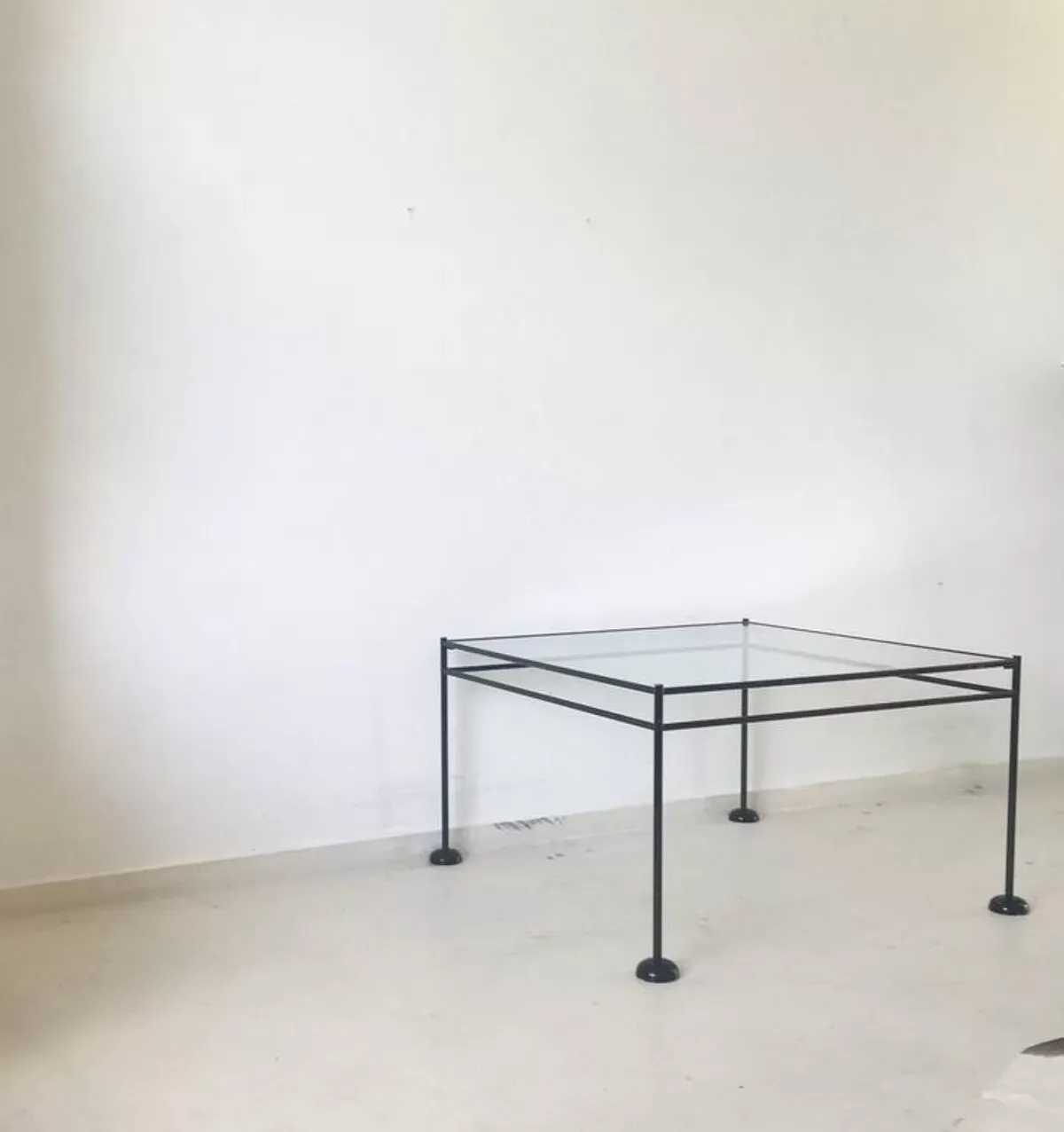 Illustration numéro 3 du produit Table low minimalist metal and glass to the 1960s