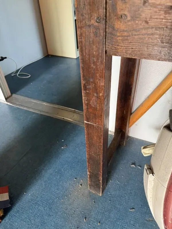 Illustration numéro 3 du produit Ancien bureau écolier en bois