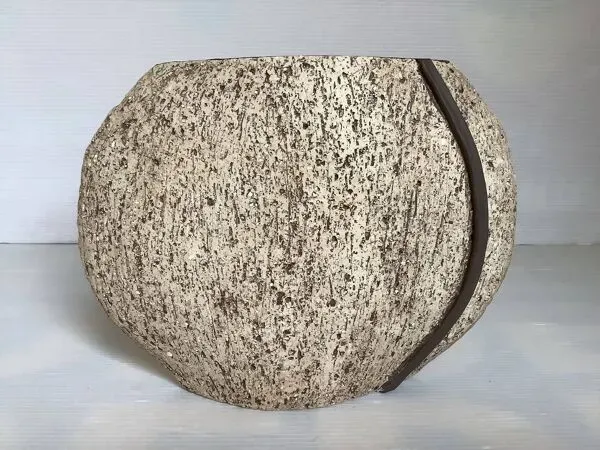 Illustration numéro 3 du produit Vase en céramique de Victor Helena