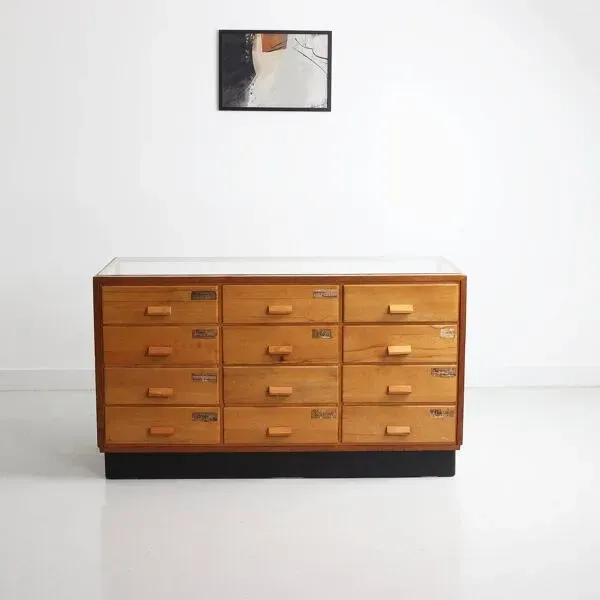 Illustration numéro 3 du produit Meuble de métier, présentoir vitré vintage