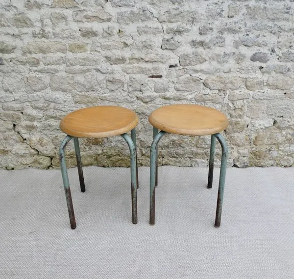 Illustration numéro 3 du produit Paire de tabourets d'école en bois et métal