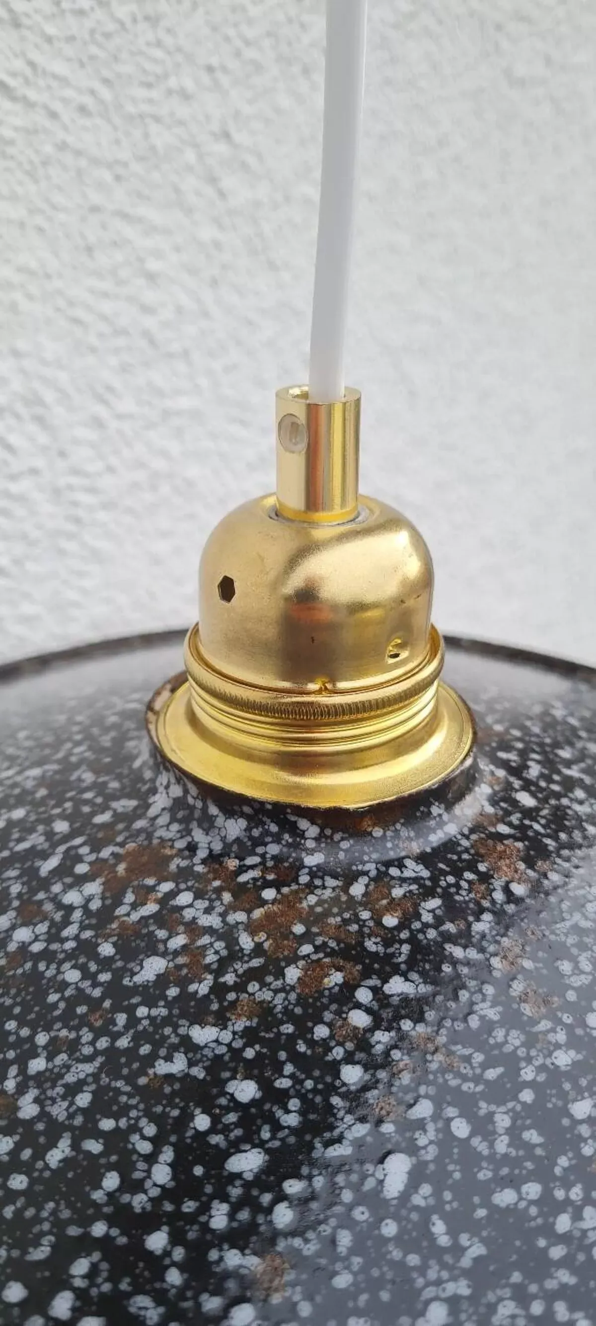 Illustration numéro 3 du produit Suspension en tôle émaillée noire moucheté