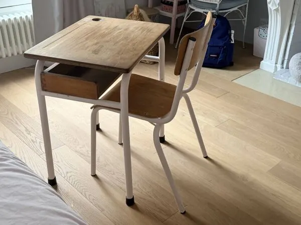 Illustration numéro 3 du produit Bureau d’écolier ancien avec chaise