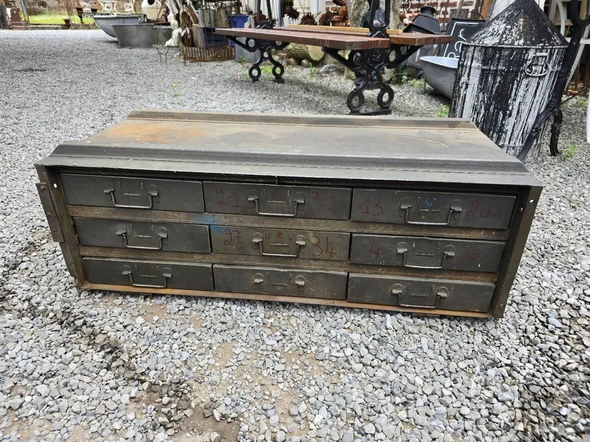 Illustration numéro 3 du produit Meuble de rangement industriel en fer avec des tiroirs