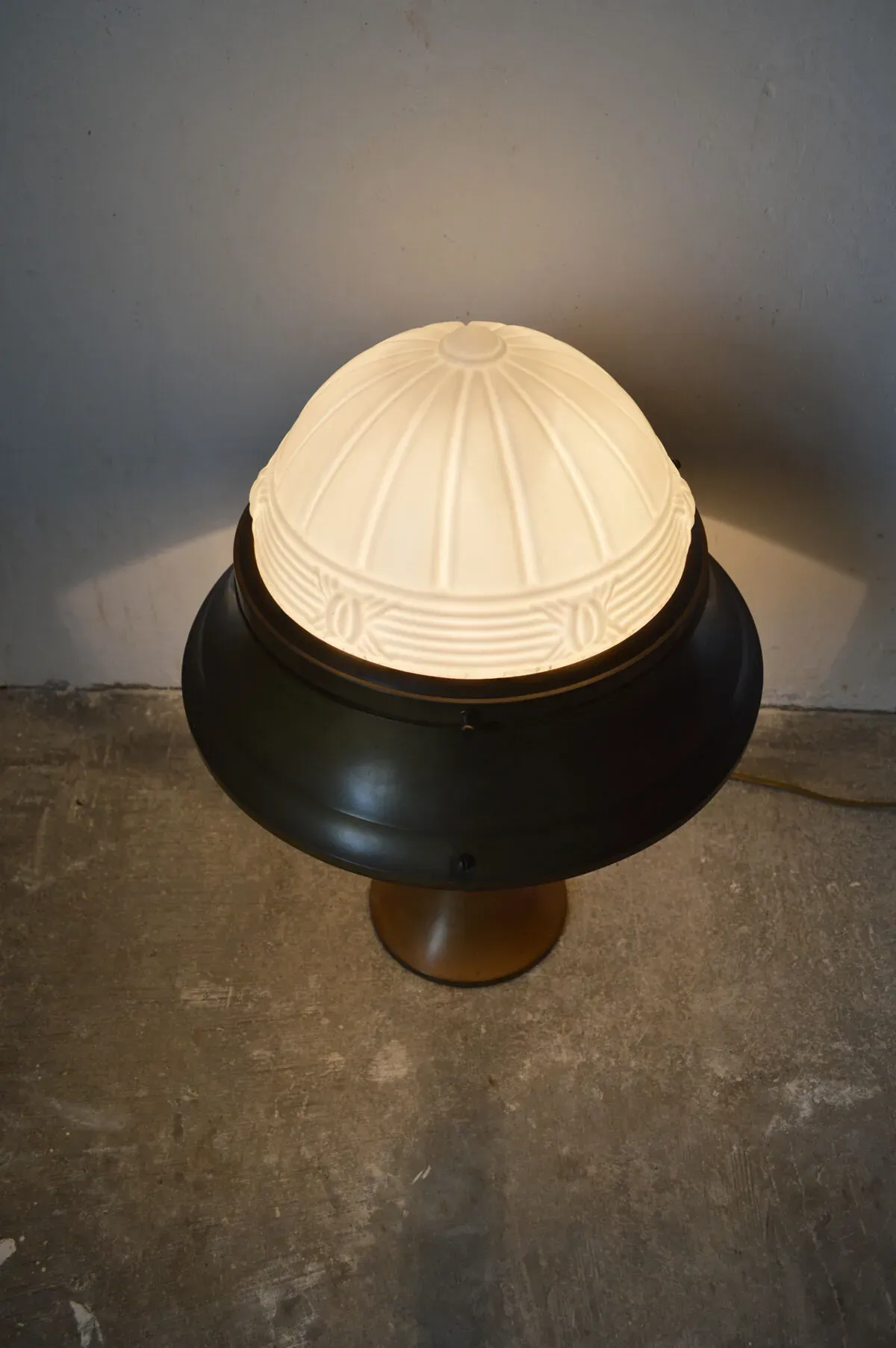 Illustration numéro 3 du produit Lampe Art Déco en laiton patiné et verre moulé, vers 1930