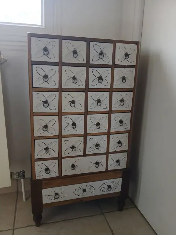 Illustration numéro 3 du produit Meuble de métier à tiroirs style indonésien