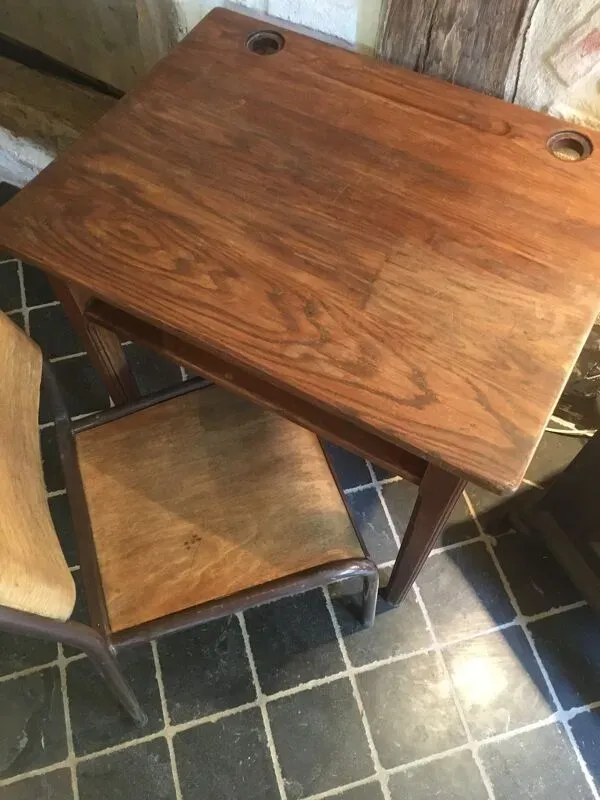 Illustration numéro 3 du produit Pupitre d'écolier et sa chaise