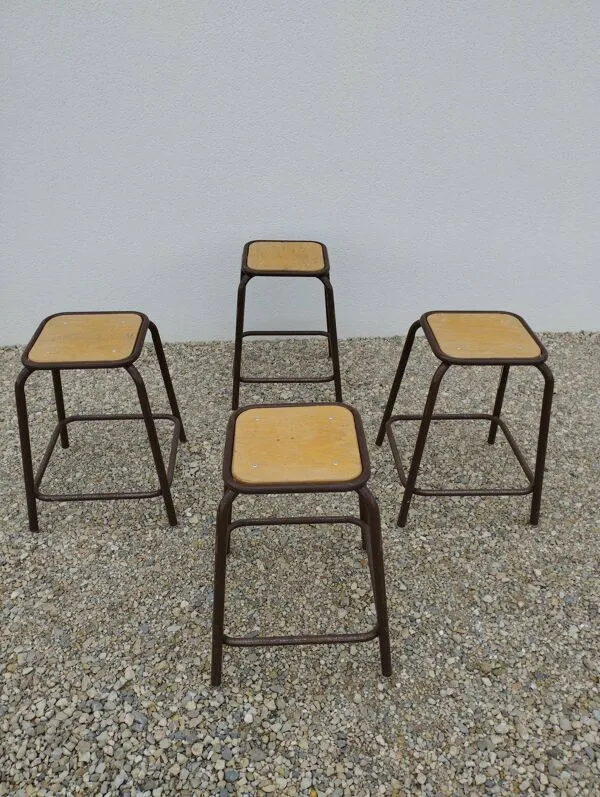 Illustration numéro 3 du produit 4 tabourets empilables vintage d'ateliers industriels Mullca
