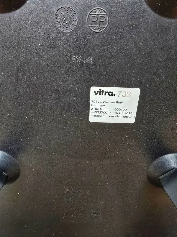 Illustration numéro 3 du produit Suite de 4 fauteuils RE DAW, Vitra