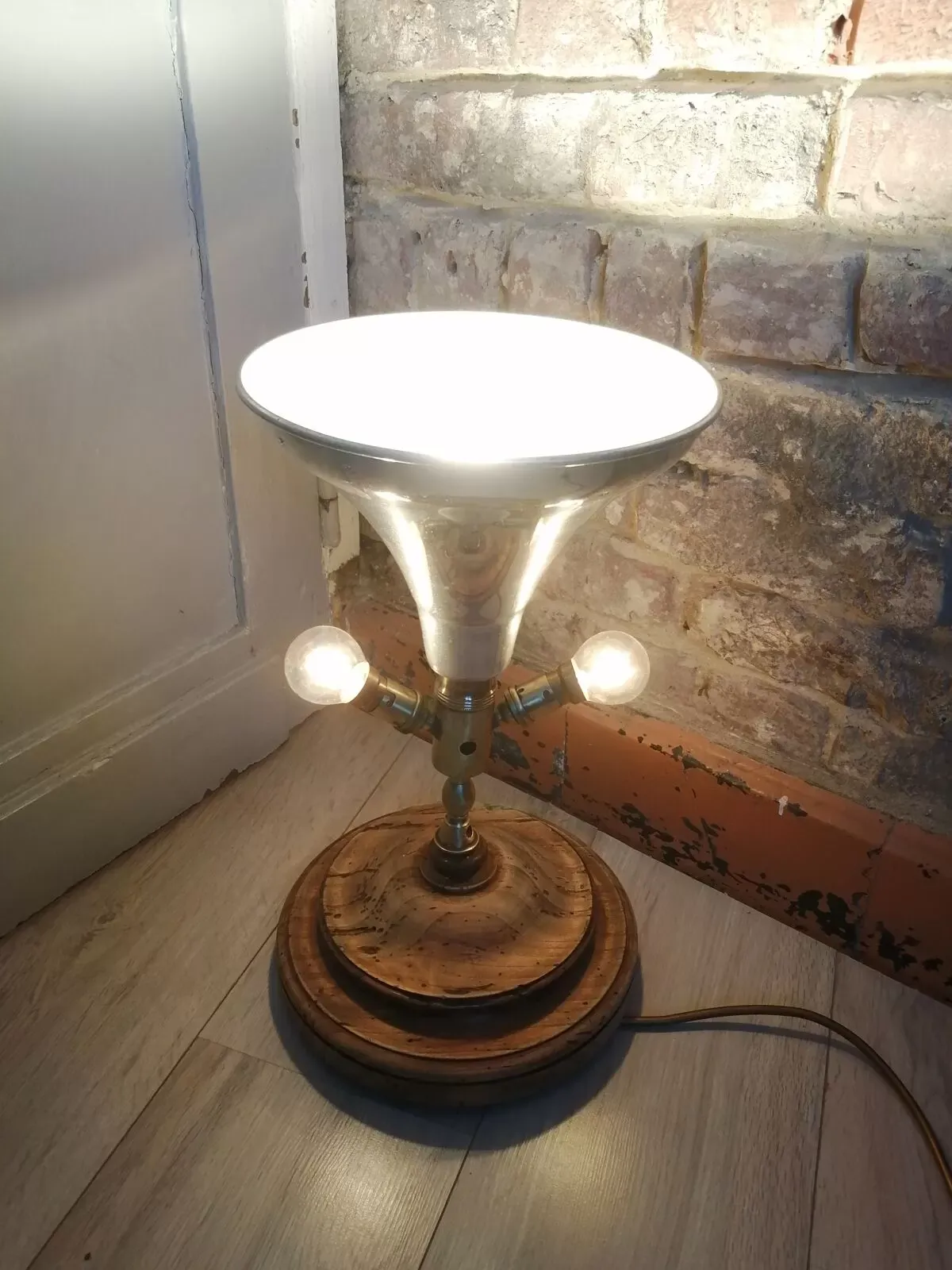 Illustration numéro 3 du produit Lampe