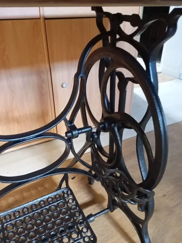 Illustration numéro 3 du produit Table console vintage — Piètement en fonte & plateau en bois clair