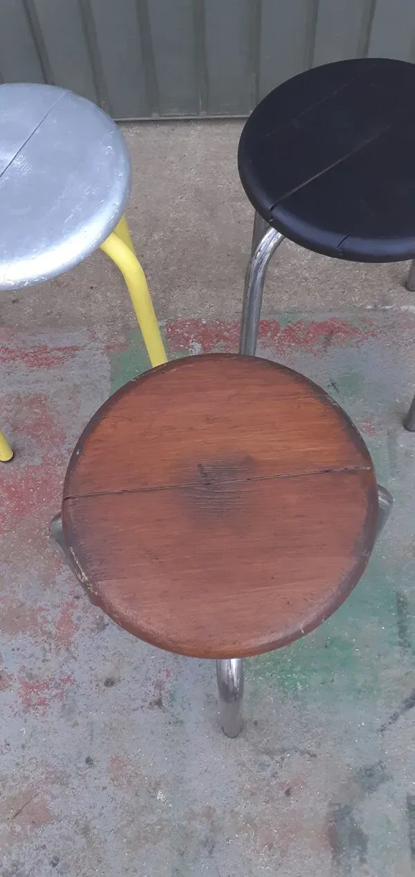 Illustration numéro 3 du produit Tabourets école